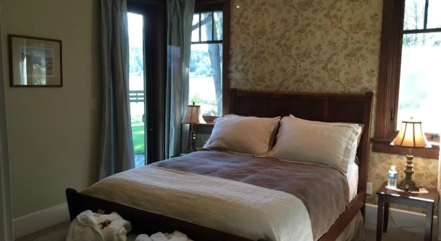 Country Bay Manor B&B, Book Bed and Breakfast Nanoose Bay 
