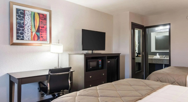 Четырёхместный номер Standard Clarion Inn & Suites Russellville I-40