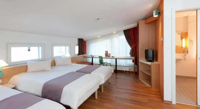 Трёхместный номер Standard Me and All Hotel Berlin East Side, by Hyatt