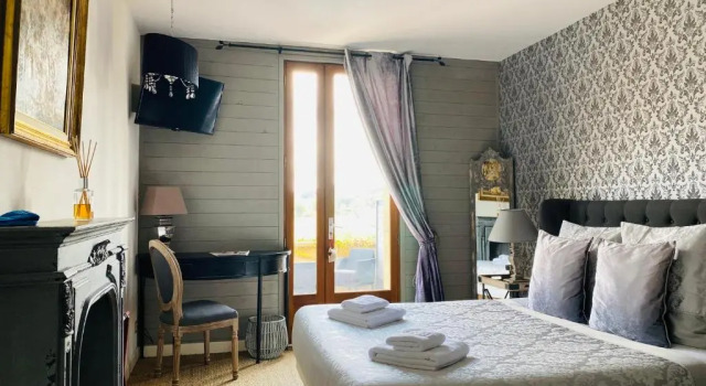 Двухместный номер Comfort с красивым видом из окна Hôtel Bien-Être Aux Cyprès de Marquay-Calme et élégance-Laissez-vous porter par une ambiance chaleureuse où chaque instant compte-Découvrez un havre de paix où nature et confort se marient pour vous offrir une expérience unique- Réservez dès aujourdhui