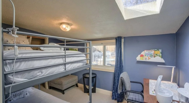 Pet Friendly 1900 Classic 3 Bedroom Value, Забронировать Апартаменты/квартира Колорадо-Спрингс Колорадо, рядом с Концертный зал Pikes Peak Center