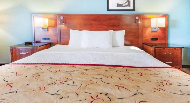 Двухместный номер Standard с частичным видом Days Inn & Suites by Wyndham St. Ignace Lakefront