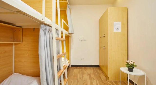 Кровать в общем номере (мужской номер) Meego Qingwen Hotel Shanghai Jingan