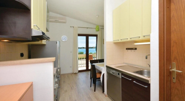 Amazing Home in Podstrana With Wifi and 2 Bedrooms, Varaa Hotelli Hotellit Strožanac pysäköinnillä, Pysäköinti