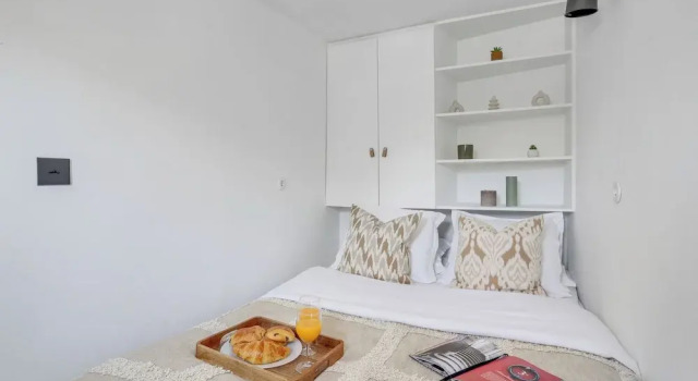 Cozy 1BR Flat in the Heart of République, Забронировать Апартаменты/квартира Париж Иль-де-Франс, рядом с Станция метро Rambuteau