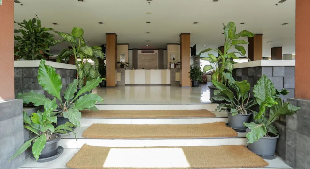 RedDoorz Plus near Farmhouse Lembang, Book Hotel Parompong West Java