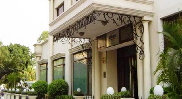 Кровать в общем номере La Place Sarovar Portico