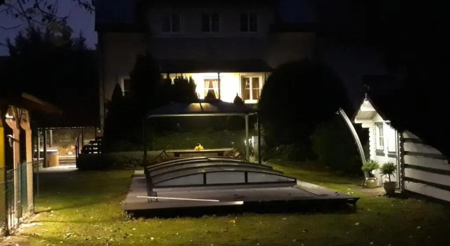 Cottage Bed & Pool