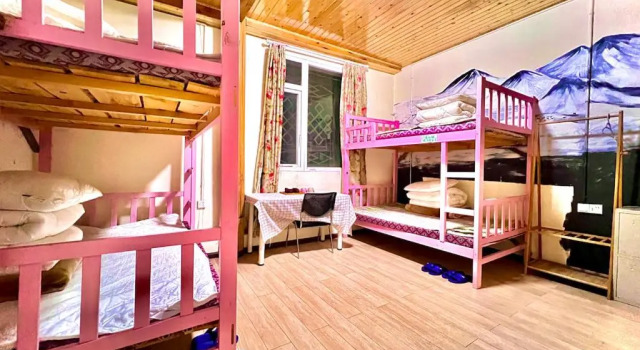 Кровать в общем номере Shangri-La Baita International Youth Hostel