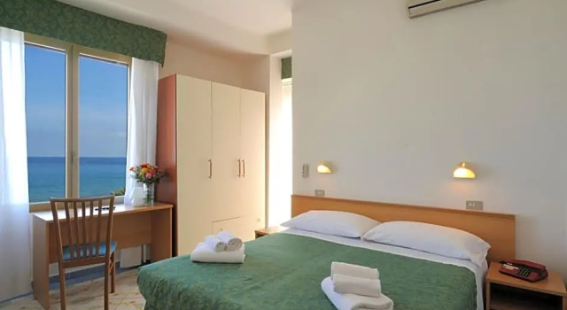Hotel Delfino, Забронировать Отель Лайгуэлья Ривьера-делле-Пальме