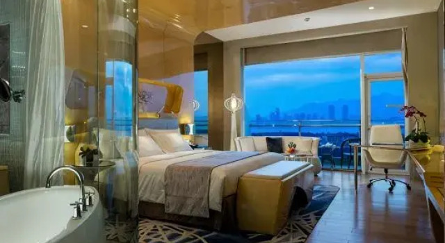 Двухместный номер Deluxe с балконом и с видом на залив Wyndham Grand Qingdao