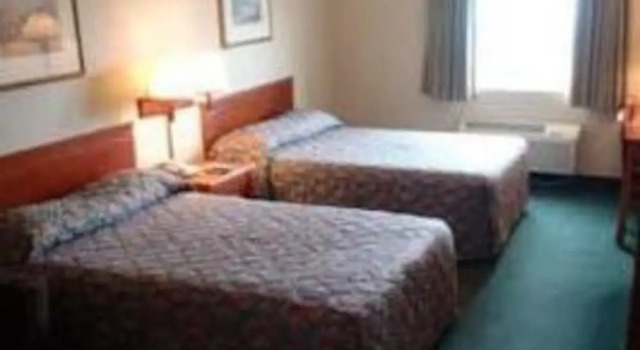 Village Inn Motel Des Moines, Rezerwuj Motel Hotele w Iowa z parkingiem, Parking