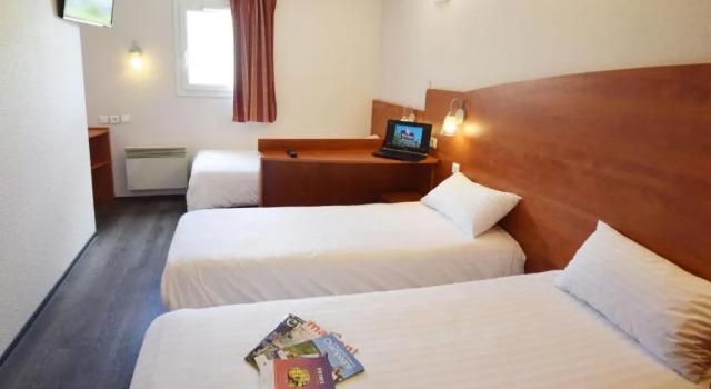 Номер Standard Brit Hotel Reims La Pompelle