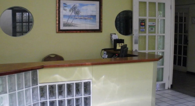 Pineapple Court Hotel, Rezerwuj Hotel Hotele w Ocho Rios Coast z parkingiem, Parking