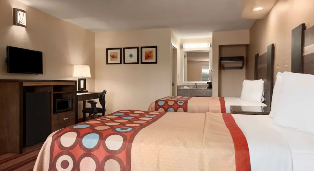 Четырёхместный номер Business с балконом Super 8 by Wyndham Rahway/Newark