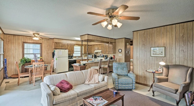 Pet-friendly Second Row House Steps to Beach!