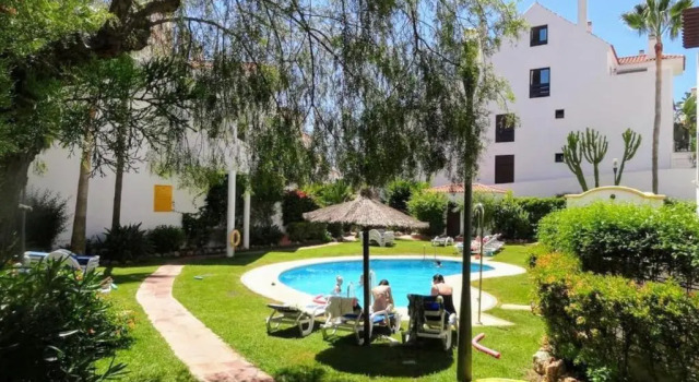 La Buena Vida Holiday Homes - Luxury, modern & spacious, 2 bedroom duplex, townhouse with full kitchen, and three pools in the community, 3 min drive or 13 min walk to Puerto Banus, Забронировать Отель Отели Марбелья с бассейном, рядом с Casino Marbella, Бассейн