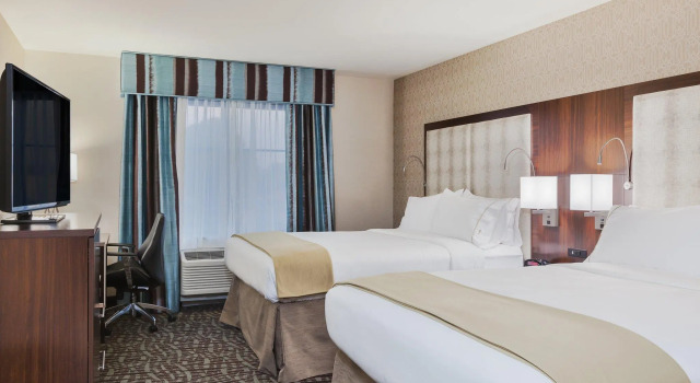 Четырёхместный номер Standard Holiday Inn Express & Suites Eureka by IHG