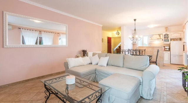 Four-Bedroom Holiday Home In Kastel Novi, Book Vacation Home Trecanica Split-Dalmatia County