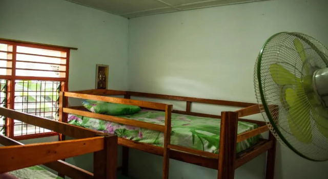 Кровать в общем номере Kuala Namu Guest House