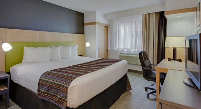 Двухместный люкс Premium c 1 комнатой Country Inn & Suites by Radisson, Frederick, MD