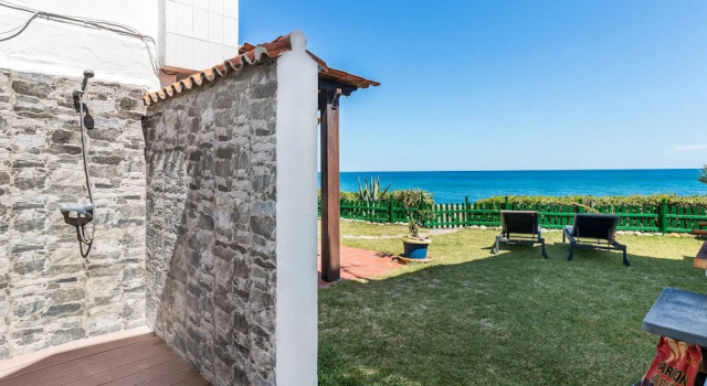 Вилла с 3 комнатами с видом на море Beach Villa Dorada
