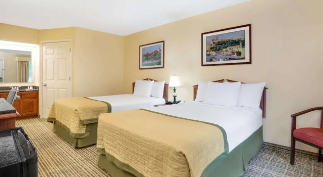 Четырёхместный номер Deluxe Baymont by Wyndham Thomasville