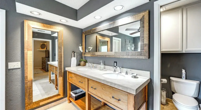 Коттедж с 4 комнатами с балконом Lakefront Home: Hot Tub & Game Room in Spicewood