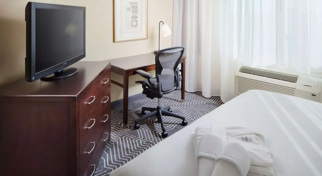 Люкс с 2 комнатами DoubleTree by Hilton Los Angeles/Commerce