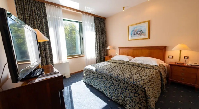 Полулюкс Hotel AS