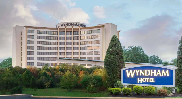 Clarion Hotel and Suites, Prenota Hotel Mount Laurel Philadelphia Metropolitan Area