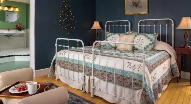 Люкс с видом на озеро Yale Manor B&B & Yurt Glamping