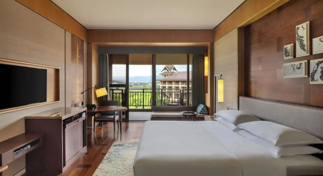 Двухместный номер Deluxe с балконом и с видом на сад Sheraton Grand Xishuangbanna Hotel