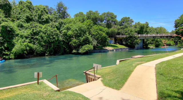 Inverness Condos Comal River IC 216, Забронировать Отель Отели Нью-Браунфелс с парковкой, рядом с McKenna Children's Museum, Парковка