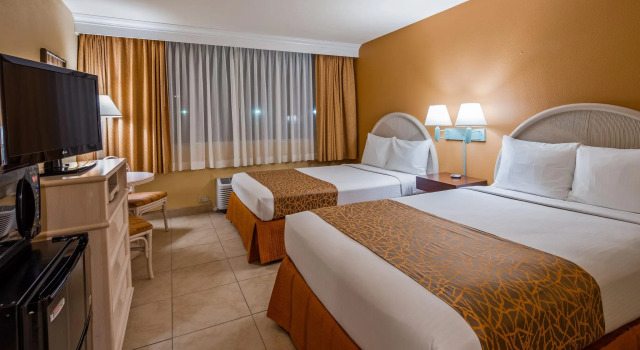 Четырёхместный номер Standard Airport Honolulu Hotel, Trademark Collection by Wyndham