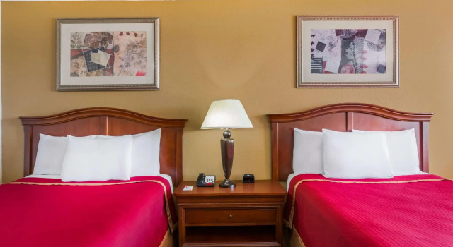 Четырёхместный номер Standard Howard Johnson by Wyndham Salem Hotel & Conference Center