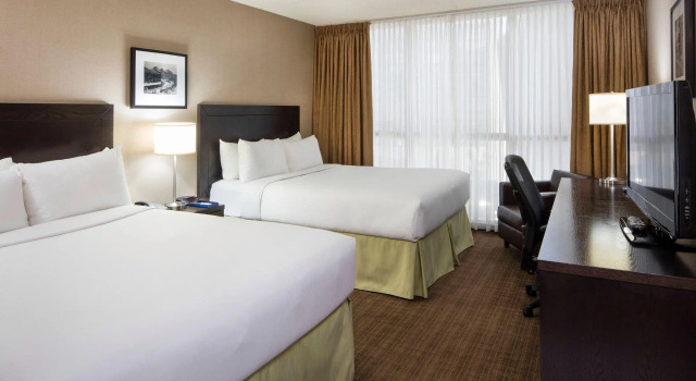 Четырёхместный номер Standard Delta Hotels Calgary Airport In-Terminal
