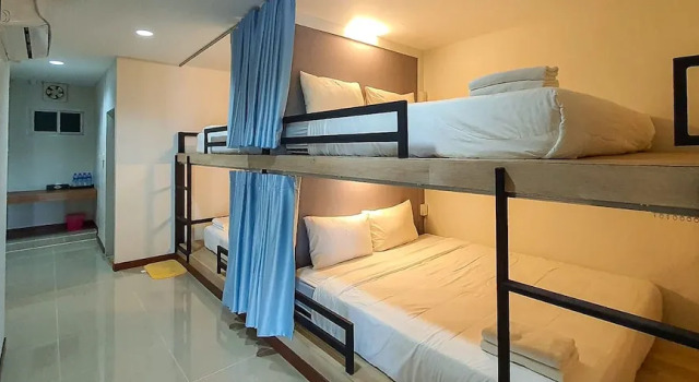 Кровать в общем номере с балконом Phornpailin Riverside Resort
