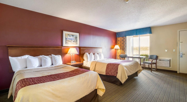 Четырёхместный номер Deluxe Red Roof Inn Vincennes