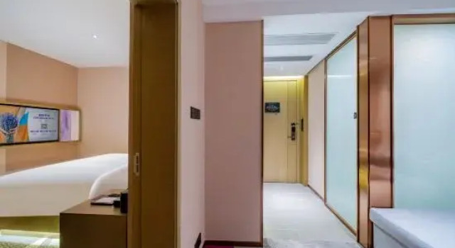 Двухместный люкс Deluxe Lavande Hotel (Zhuhai Gongbei Lovers Road Jida Branch)