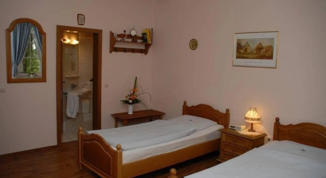 Gaestehof Zum Dicken Heinrich, Book Hotel Luedersfeld Schaumburg Land
