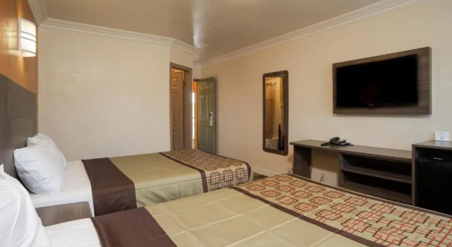 Четырёхместный номер Standard Economy Inn Hollywood