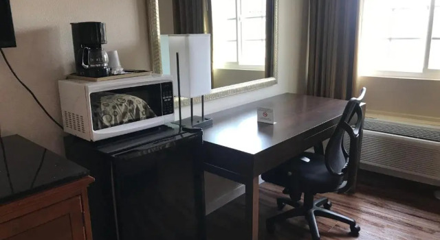 Четырёхместный номер Standard California Inn and Suites Bakersfield