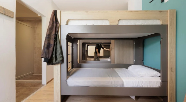 Кровать в общем номере Local Hostel & Suites