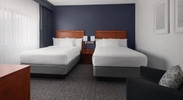 Четырёхместный люкс c 1 комнатой Courtyard by Marriott Rockville