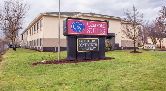 Кровать в общем номере Comfort Suites Near Vancouver Mall