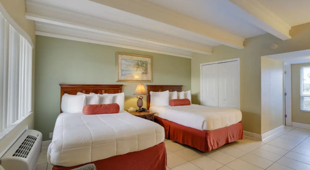 Четырёхместный номер Deluxe Bayside Inn and Marina