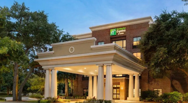 Кровать в общем номере Holiday Inn Express & Suites Mt. Pleasant by IHG