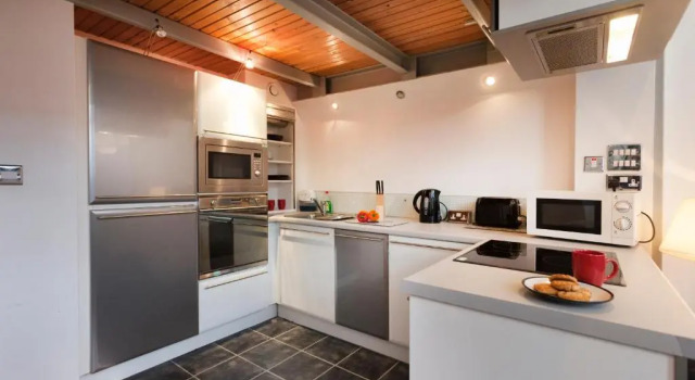 Апартаменты Victoria Centre 2 Bedroom Apartments with 4 Beds in Victoria Centre Shopping Centre - Nottingham City Centre - 24 hour access - Most Central Location - Full Kitchen - Opposite Hilton - Parking for Cars or Vans from Five pounds a day - Sunday 1pm Check-out