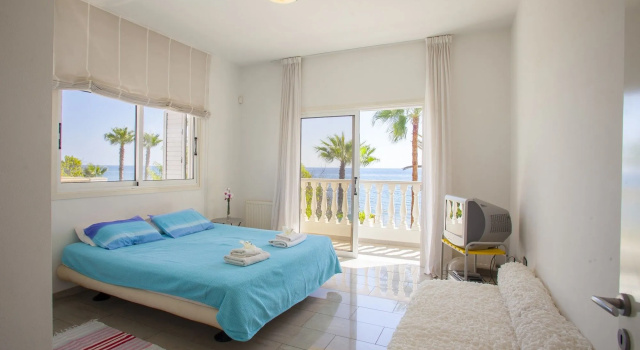 Sunset Beachfront Villa Meneou, Boek Villa Meneou Larnaca